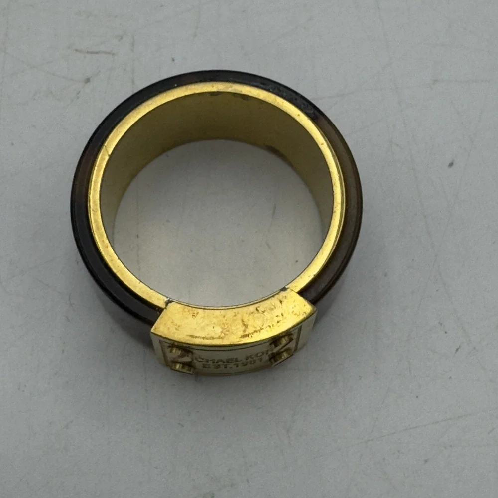 Sz 8 Michael Kors Gold Tone Tortoise Shell Design Band Ring Heritage Logo Plaque - Picture 4 of 9